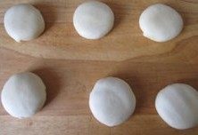 17、层层酥脆的极致诱惑---栗香梅花酥 ,将它们包好整理成球状， 再按压扁