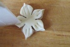 20、层层酥脆的极致诱惑---栗香梅花酥 ,用刮板划上几道