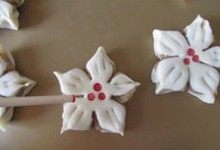 21、层层酥脆的极致诱惑---栗香梅花酥 ,在饼的中间点上红色素