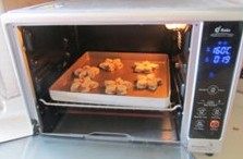 23、层层酥脆的极致诱惑---栗香梅花酥 ,放入预热好的烤箱中， 中下层， 160度， 20分钟