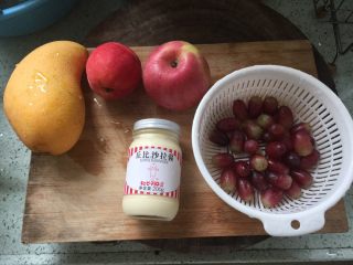 1、【春】????水果沙拉,把所有水果洗干净