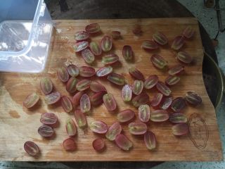 2、【春】????水果沙拉,红提对半切