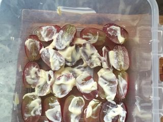 3、【春】????水果沙拉,铺上第一层，加沙拉酱