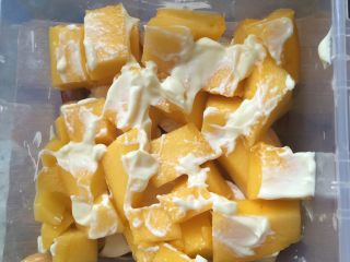 7、【春】????水果沙拉,铺上第三层，加沙拉酱