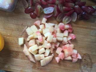 8、【春】????水果沙拉,水蜜桃切粒