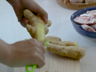 1、猪脚姜,姜去皮洗净