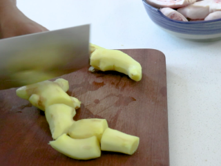 2、猪脚姜,切块