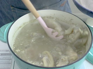 7、猪脚姜,汆水后，用清水冲洗干净