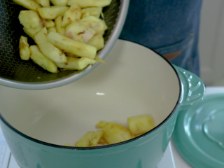 10、猪脚姜,炖锅放入姜，猪蹄