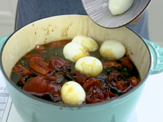 13、猪脚姜,再加入水煮蛋，再煮半小时