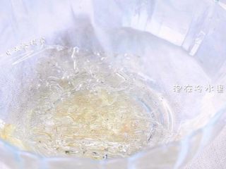 2、缤纷酸奶糕,将15克吉利丁片剪开，泡在冷水里5分钟。