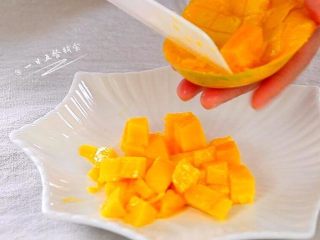 3、缤纷酸奶糕,芒果切小丁。