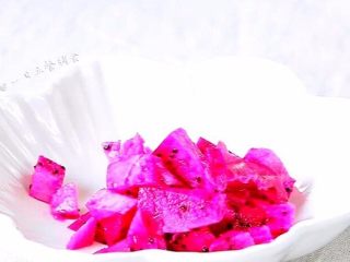 4、缤纷酸奶糕,火龙果切小丁。