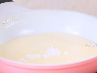 5、缤纷酸奶糕,先不开火，把牛奶，淡奶油，糖加入，开小火，一边加热一边搅拌至糖溶化后熄火。不需要让奶沸起来，要保持不沸腾状态。