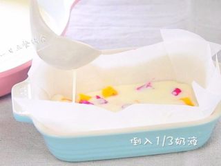 7、缤纷酸奶糕,水果铺底，倒入1/3奶液，再来一层水果，倒一层奶液，水果和奶液全部加入。水果有的地方多一点，有的地方少了点，最后好多“立不正”的原因。