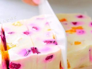 9、缤纷酸奶糕,拿出来的脱模切块。