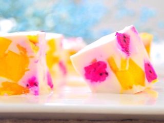 11、缤纷酸奶糕, 加水果呢，如果最终要切成一小块一小块儿，硬一点还有大颗粒的水果不要加，最后切的容易散。