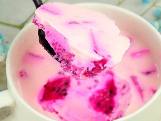 12、缤纷酸奶糕,如果是直接挖着吃，随便加水果。