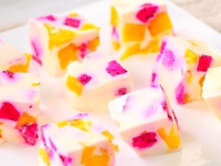 10、缤纷酸奶糕,浓郁的酸奶糕完成。