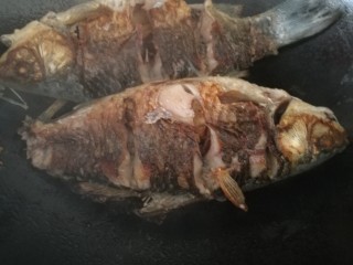 4、鲫鱼汤，你真的会煮吗？,翻面煎