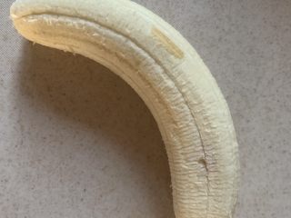 2、香甜软糯不一样的香蕉,去皮