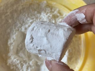 4、香甜软糯不一样的香蕉,沾淀粉