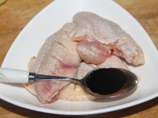 3、可乐鸡翅,加一勺酱油腌