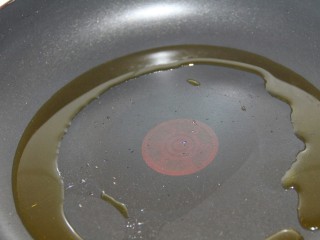 7、可乐鸡翅,锅内倒油