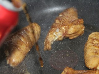 10、可乐鸡翅,倒入可乐