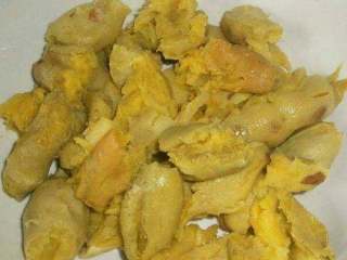 1、地瓜丸子,地瓜上锅蒸熟，剥好皮，备用