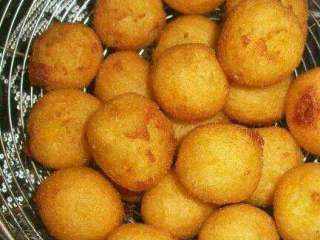 6、地瓜丸子,放入地瓜丸子炸金黄色就行了