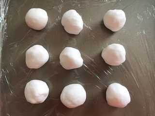 3、番薯汤圆糖水,把静置好的面团分成15克左右一个的小面团。