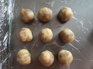 4、番薯汤圆糖水,把馅分成10克左右一个，搓圆。