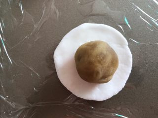 6、番薯汤圆糖水,在上面放一个馅