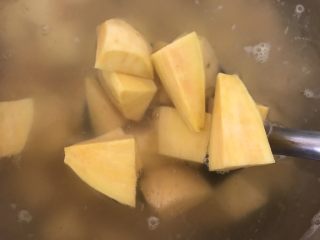10、番薯汤圆糖水,锅里放水，煮开后放入番薯。
