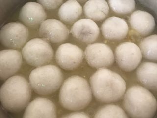 15、番薯汤圆糖水,煮至糖融化，关火，焖5分钟。