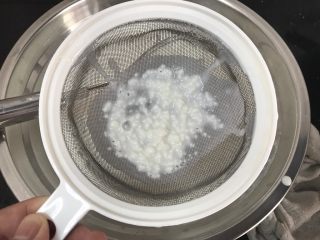 17、五彩冰皮月饼（附奶黄馅做法）,粉液过筛1-2次最好