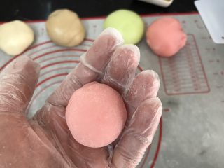 23、五彩冰皮月饼（附奶黄馅做法）,准备25g的冰皮粉团