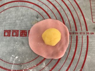 24、五彩冰皮月饼（附奶黄馅做法）,馅放冰皮上面中间位置