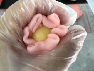 25、五彩冰皮月饼（附奶黄馅做法）,手掌握圆，利用虎口处慢慢往上挤至收口
