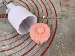 29、五彩冰皮月饼（附奶黄馅做法）,松手后，提起离桌面再轻轻往下推出来，完美脱模了