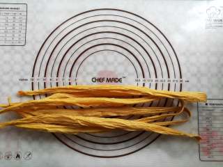 1、凉拌腐竹,称出100克的干腐竹