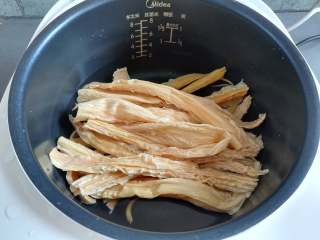 3、凉拌腐竹,放入有热水的电饭锅里继续泡10分钟以上