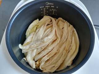 4、凉拌腐竹,泡到腐竹没有硬芯就可以了