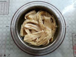 5、凉拌腐竹,腐竹捞出过凉水备用