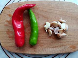 6、凉拌腐竹,青椒,红椒去蒂,蒜米去皮