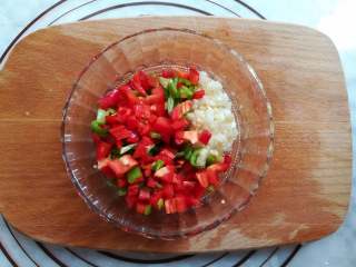 7、凉拌腐竹,青椒,红椒,蒜米切成小粒