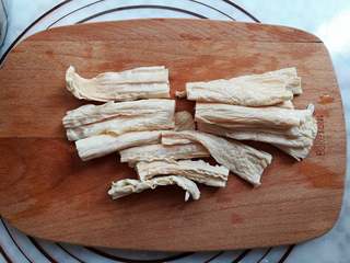 8、凉拌腐竹,腐竹捞出切成小段