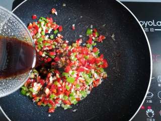 12、凉拌腐竹,锅里加入调味酱