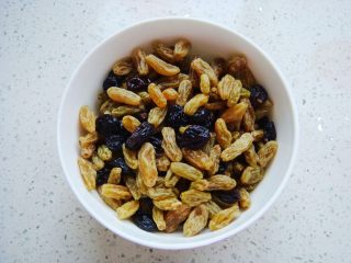 6、葡萄干红糖软欧,利用发酵的空档把葡萄干,黑加仑,用温水泡一小时至膨大,沥干水分备用。(图中是泡好的葡萄干)